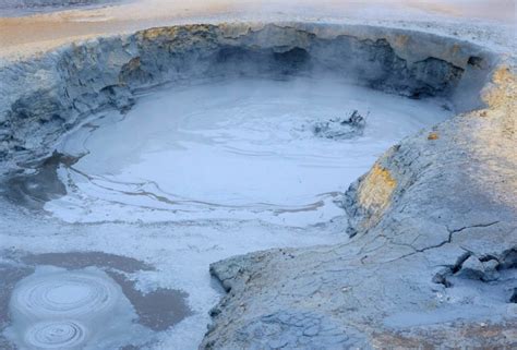 为什么火山里面是岩浆,岩浆是怎样形成的