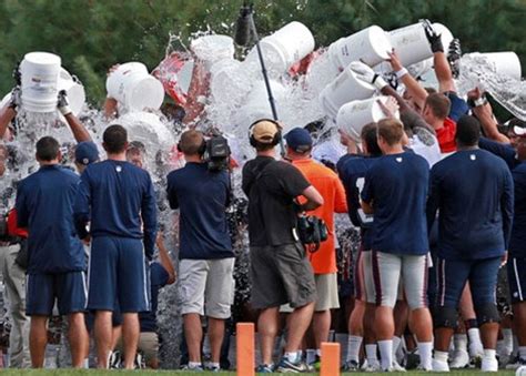 明星为什么挑战冰桶,踢瓶盖挑战为何能燃爆抖音