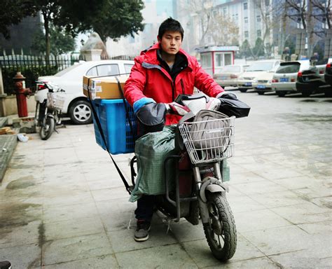 顺丰快递的特点是什么,快递员服装特点是什么