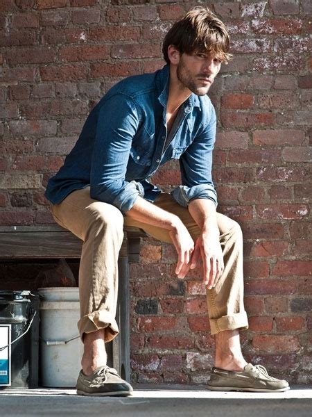 牛仔服配什么裤子,男生牛仔衣配什么裤子最好看