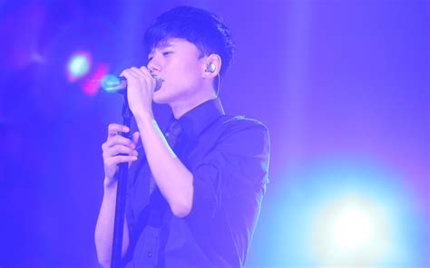 为什么明星唱歌带耳机,歌手唱歌时为什么要带戴耳机