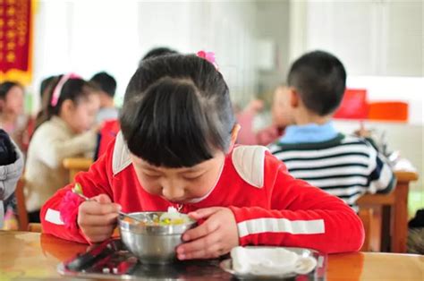 宝宝吃饭时的注意事项,幼儿进餐时要注意什么问题